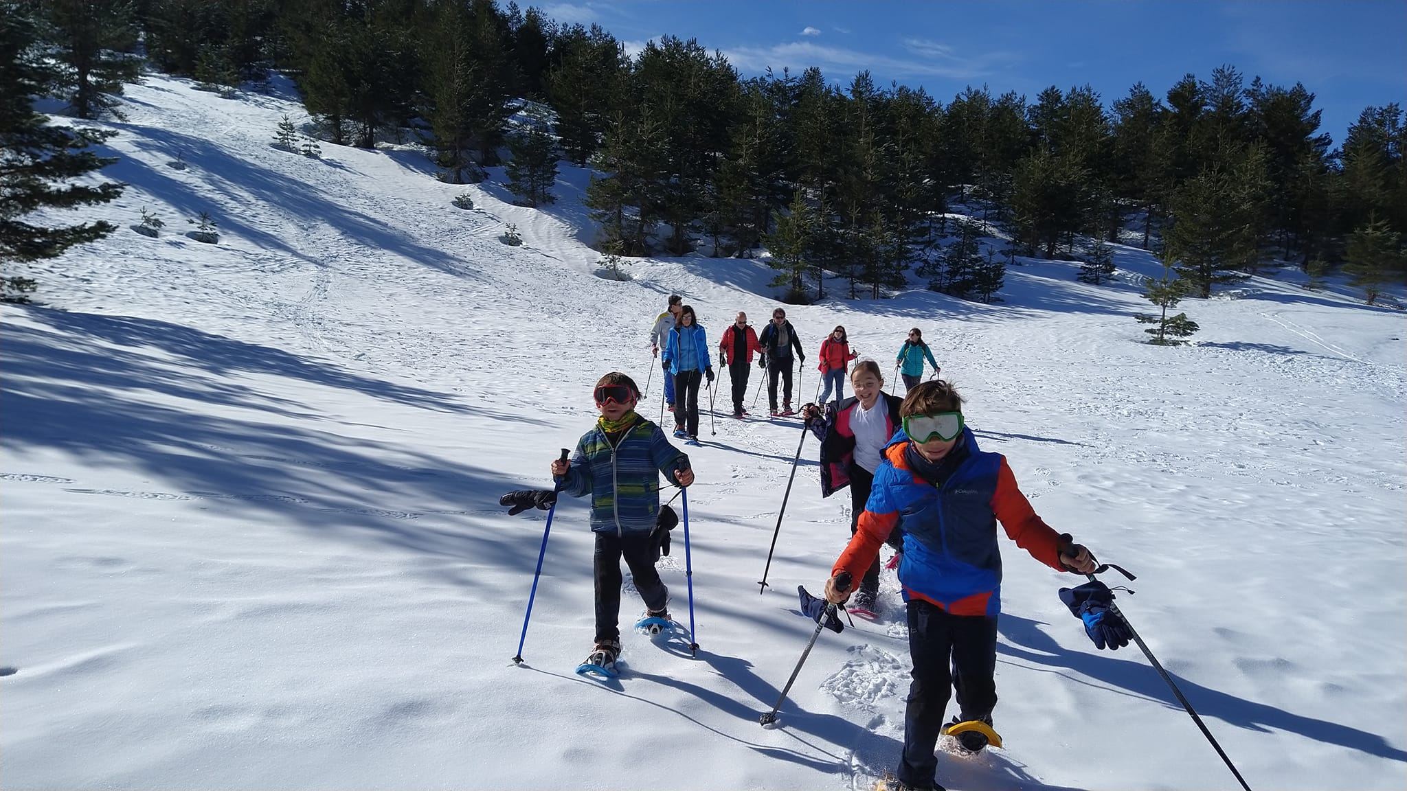ruta de raquetas de nieve con niños